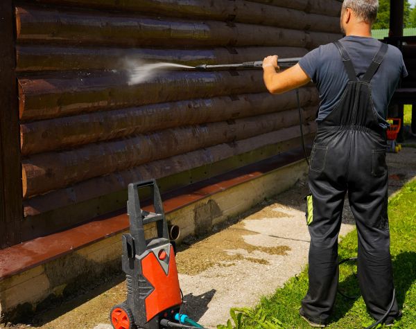 Log Home Pressure Washing in Lawrence