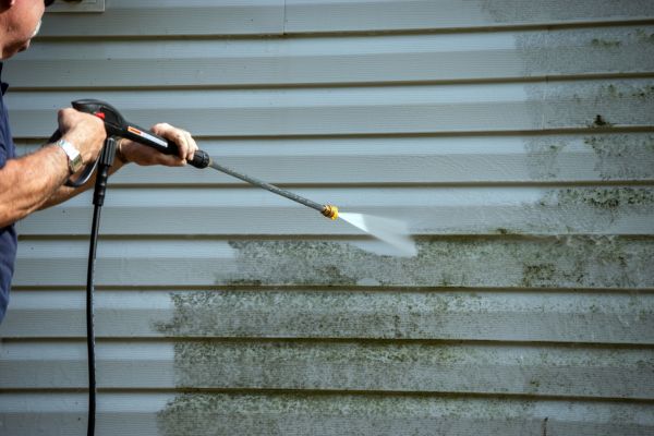 Vinyl Siding Power Washing in Lawrence